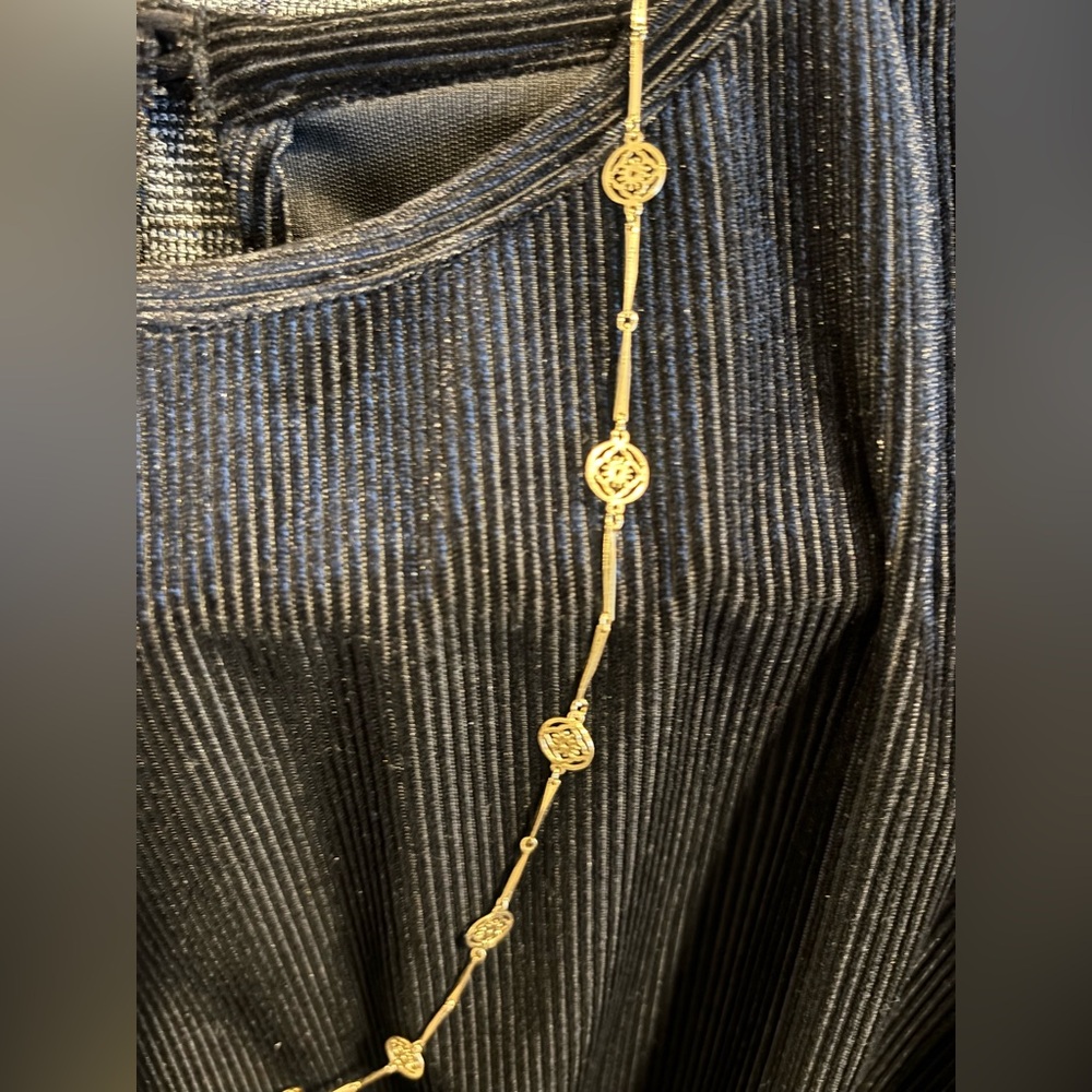 Elegant Gold Necklace with Intricate Design